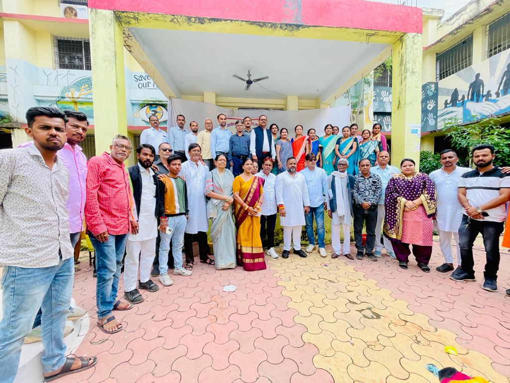 Tikrapara Sh.  Uma.  Teacher felicitated on the occasion of Teacher's Day by Public Participation Committee and School Development Committee in the school, Sushil Sunny Aggarwal, President, Chhattisgarh Building and Other Construction Workers Welfare Board, Raipur, Chhattisgarh, Khabargali.