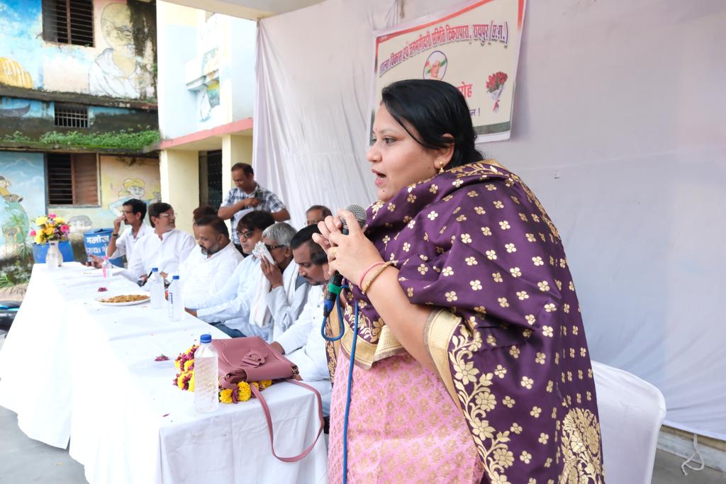 Tikrapara Sh.  Uma.  Teacher felicitated on the occasion of Teacher's Day by Public Participation Committee and School Development Committee in the school, Sushil Sunny Aggarwal, President, Chhattisgarh Building and Other Construction Workers Welfare Board, Raipur, Chhattisgarh, Khabargali.