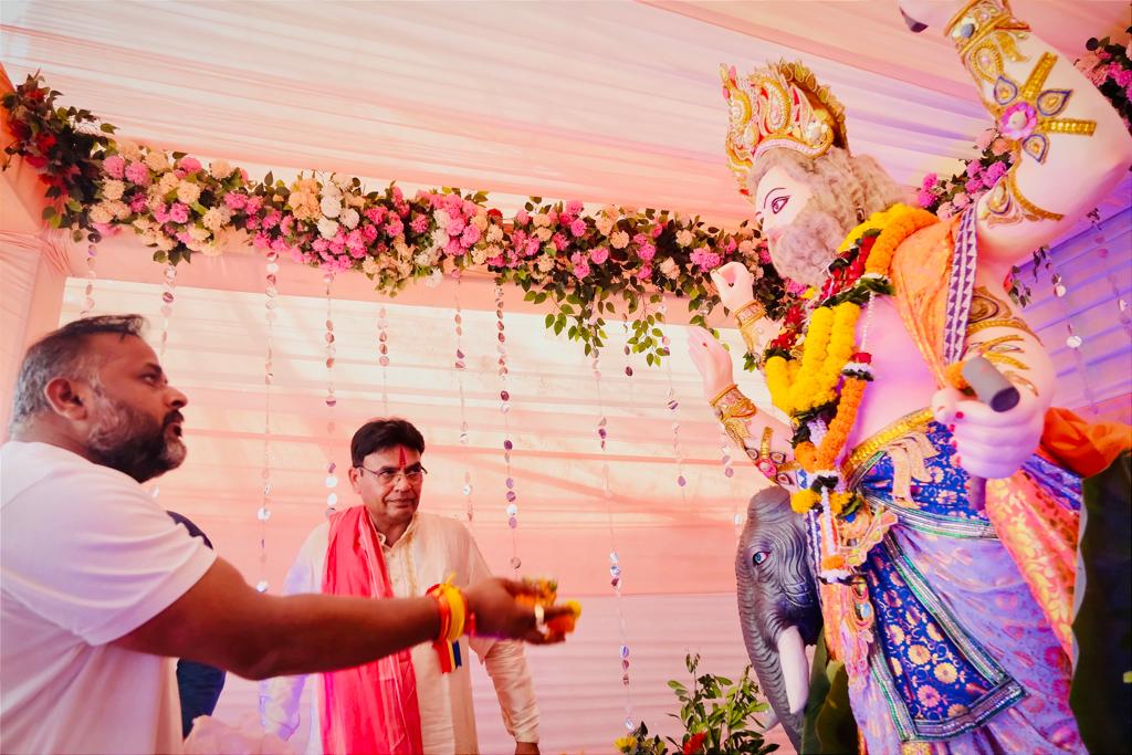  Sushil Sunny Agarwal reached various places on Lord Vishwakarma Jayanti, President of Chhattisgarh Building and Other Construction Workers Welfare Board, Dr. Laundry Department of Bhimrao Ambedkar Memorial Hospital and District Civil Contractor Welfare Association, Raipur, Chhattisgarh, Khabargali.
