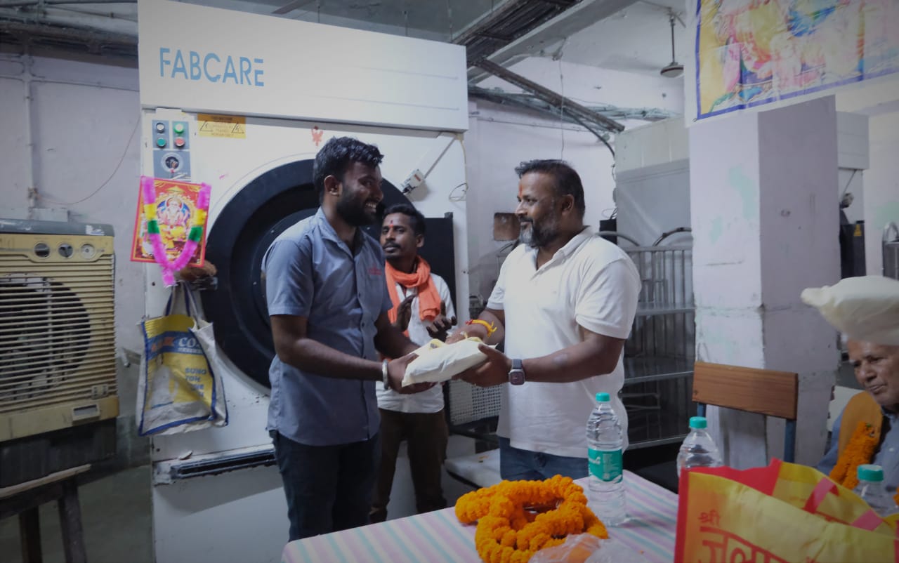 Sushil Sunny Agarwal reached various places on Lord Vishwakarma Jayanti, President of Chhattisgarh Building and Other Construction Workers Welfare Board, Dr. Laundry Department of Bhimrao Ambedkar Memorial Hospital and District Civil Contractor Welfare Association, Raipur, Chhattisgarh, Khabargali.