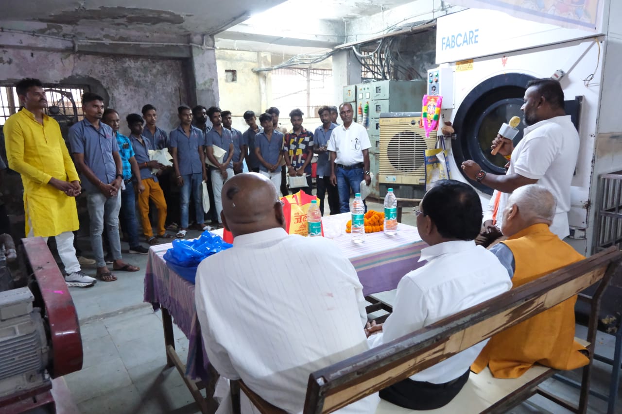 Sushil Sunny Agarwal reached various places on Lord Vishwakarma Jayanti, President of Chhattisgarh Building and Other Construction Workers Welfare Board, Dr. Laundry Department of Bhimrao Ambedkar Memorial Hospital and District Civil Contractor Welfare Association, Raipur, Chhattisgarh, Khabargali.