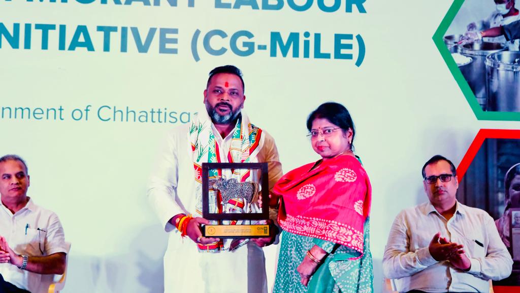 New portal of Labor Department launched, workers' cases will be resolved quickly, President of Chhattisgarh Building and Other Construction Workers Welfare Board, Sushil Sunny Aggarwal, Labor Commissioner Bhim Singh, Amit Kumar, Head of United Nations Development Program Delhi, Mrs. Savita Mishra, Additional Labor Commissioner and Secretary B, O, C, Jangde Additional Commissioner Labour, Raipur, Khabargali