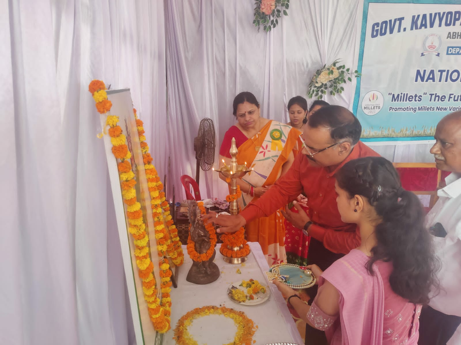 Government Kavyopadhyay Hiralal Mahavidyalaya, Abhanpur, two-day national seminar on Millet Super Food of India concluded, Padmashree awarded Krishi Ratna Millet Man of India Dr. Khadar Wali, Dr. P.R. Sahu, Dr. S.  S.  Khanuja, Dr. GA Ghanshyam, Dr. Gajendra Chandrakar Senior Scientist Professor, Indira Gandhi Agricultural University and Dr. B.S. Chhabra, Dr. Tapesh Gupta, Dr. Madhulika Aggarwal and Mr. Anil Tiwari, Dr. Kirti Srivas, Dr. Swati Sahu, Chhattisgarh, Khabargali.