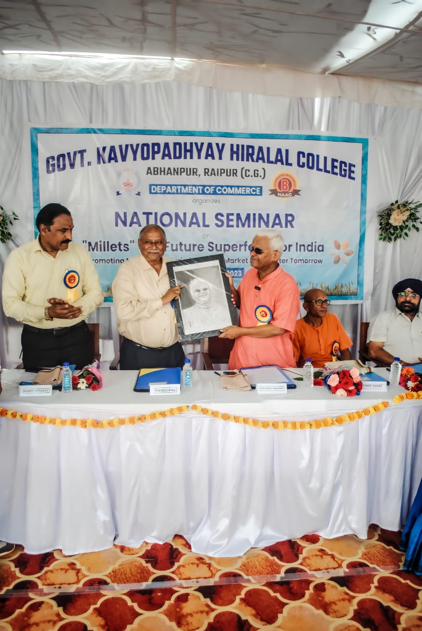 Government Kavyopadhyay Hiralal Mahavidyalaya, Abhanpur, two-day national seminar on Millet Super Food of India concluded, Padmashree awarded Krishi Ratna Millet Man of India Dr. Khadar Wali, Dr. P.R. Sahu, Dr. S.  S.  Khanuja, Dr. GA Ghanshyam, Dr. Gajendra Chandrakar Senior Scientist Professor, Indira Gandhi Agricultural University and Dr. B.S. Chhabra, Dr. Tapesh Gupta, Dr. Madhulika Aggarwal and Mr. Anil Tiwari, Dr. Kirti Srivas, Dr. Swati Sahu, Chhattisgarh, Khabargali.