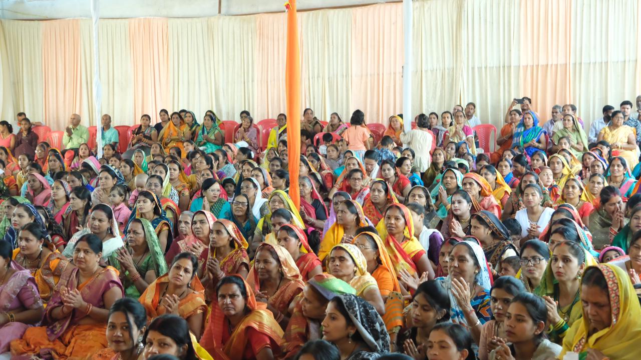 Storyteller Shri Rajeev Lochan Maharaj ji, ward residents of Changorabhatha Ward No. 67 of Raipur South Assembly Constituency, Shrimad Bhagwat Mahapuran Week Gyan Yagya, reached to listen to Bhagwat Katha, Sushil Sunny Aggarwal, President, Chhattisgarh Bhawan and Other Construction Workers Welfare Board, Raipur. , Chhattisgarh, Khabargali