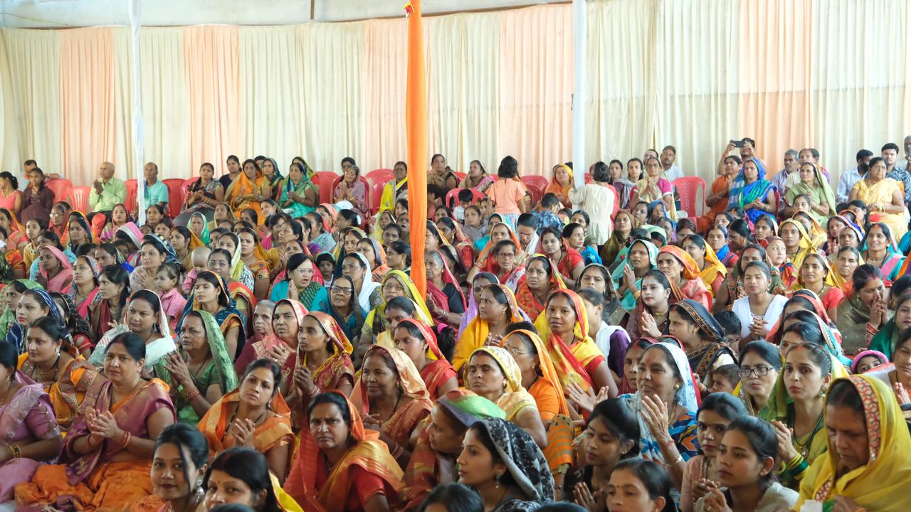 Storyteller Shri Rajeev Lochan Maharaj ji, ward residents of Changorabhatha Ward No. 67 of Raipur South Assembly Constituency, Shrimad Bhagwat Mahapuran Week Gyan Yagya, reached to listen to Bhagwat Katha, Sushil Sunny Aggarwal, President, Chhattisgarh Bhawan and Other Construction Workers Welfare Board, Raipur.  , Chhattisgarh, Khabargali