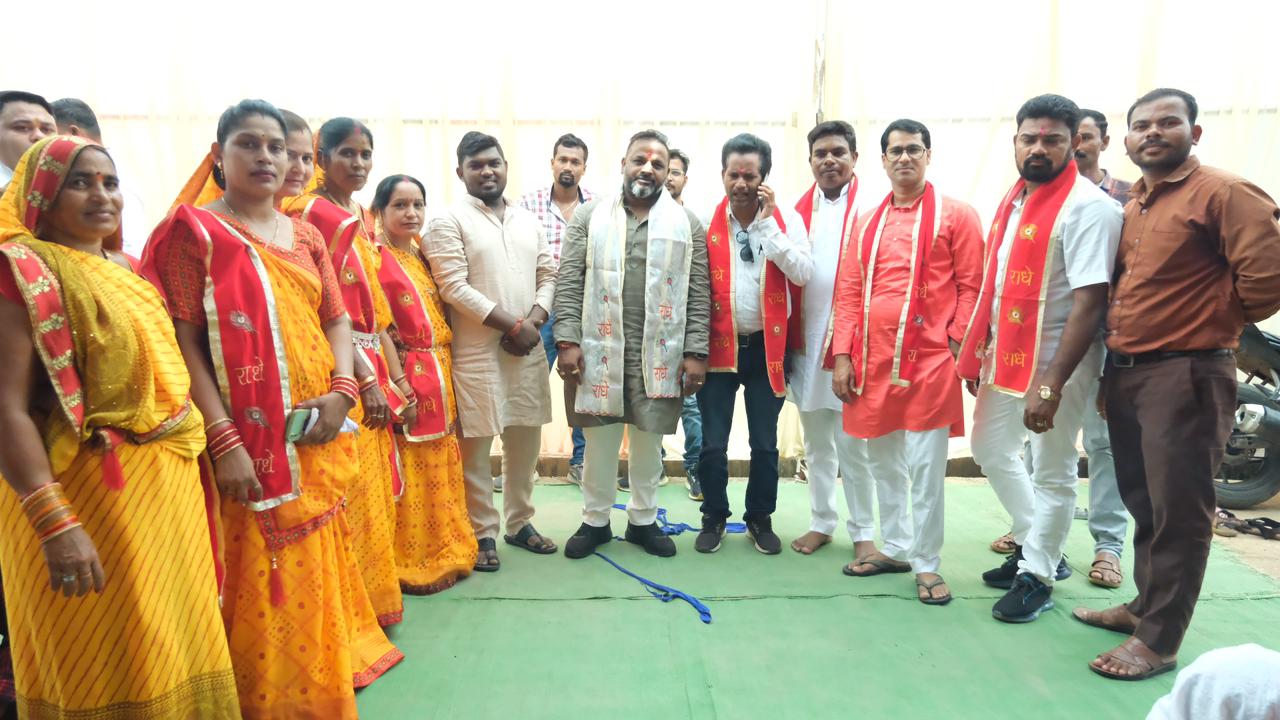 Storyteller Shri Rajeev Lochan Maharaj ji, ward residents of Changorabhatha Ward No. 67 of Raipur South Assembly Constituency, Shrimad Bhagwat Mahapuran Week Gyan Yagya, reached to listen to Bhagwat Katha, Sushil Sunny Aggarwal, President, Chhattisgarh Bhawan and Other Construction Workers Welfare Board, Raipur.  , Chhattisgarh, Khabargali