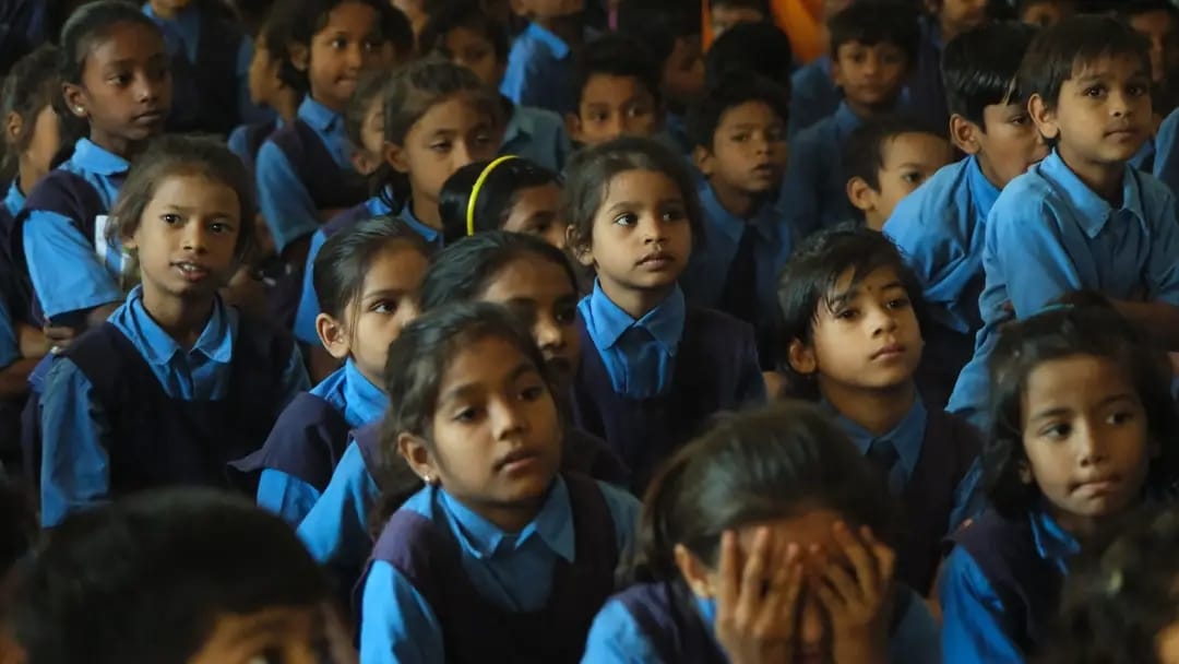 Sushil Sunny Aggarwal spent happy moments with the children, Government Pre-Secondary School located in Santoshi Nagar of Raipur South Assembly Constituency, President, Chhattisgarh Building and Other Construction Workers Welfare Board, Raipur, Chhattisgarh, Khabargali.