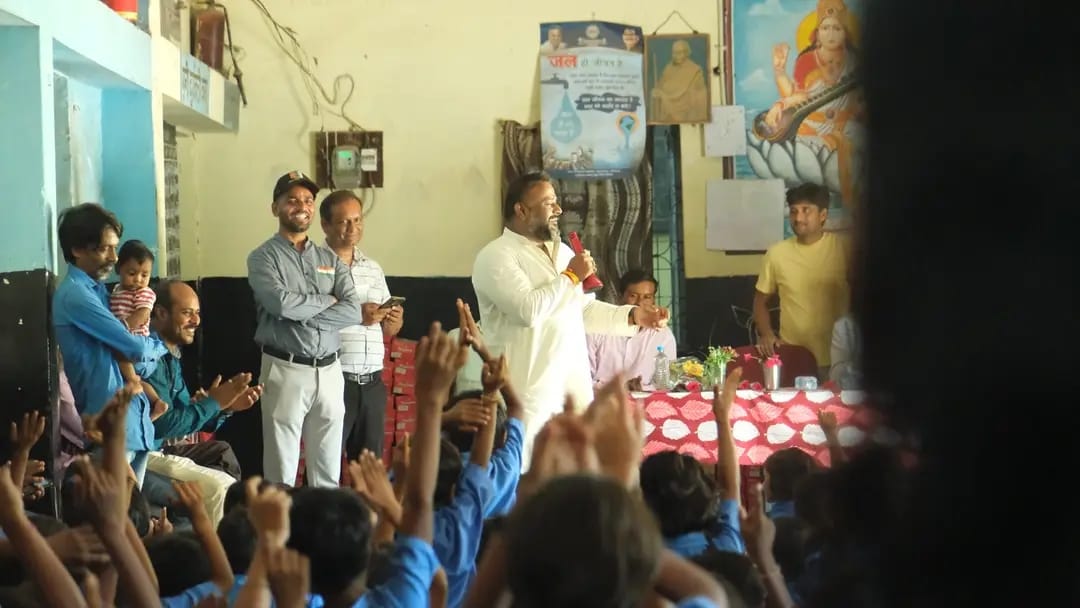 Sushil Sunny Aggarwal spent happy moments with the children, Government Pre-Secondary School located in Santoshi Nagar of Raipur South Assembly Constituency, President, Chhattisgarh Building and Other Construction Workers Welfare Board, Raipur, Chhattisgarh, Khabargali.
