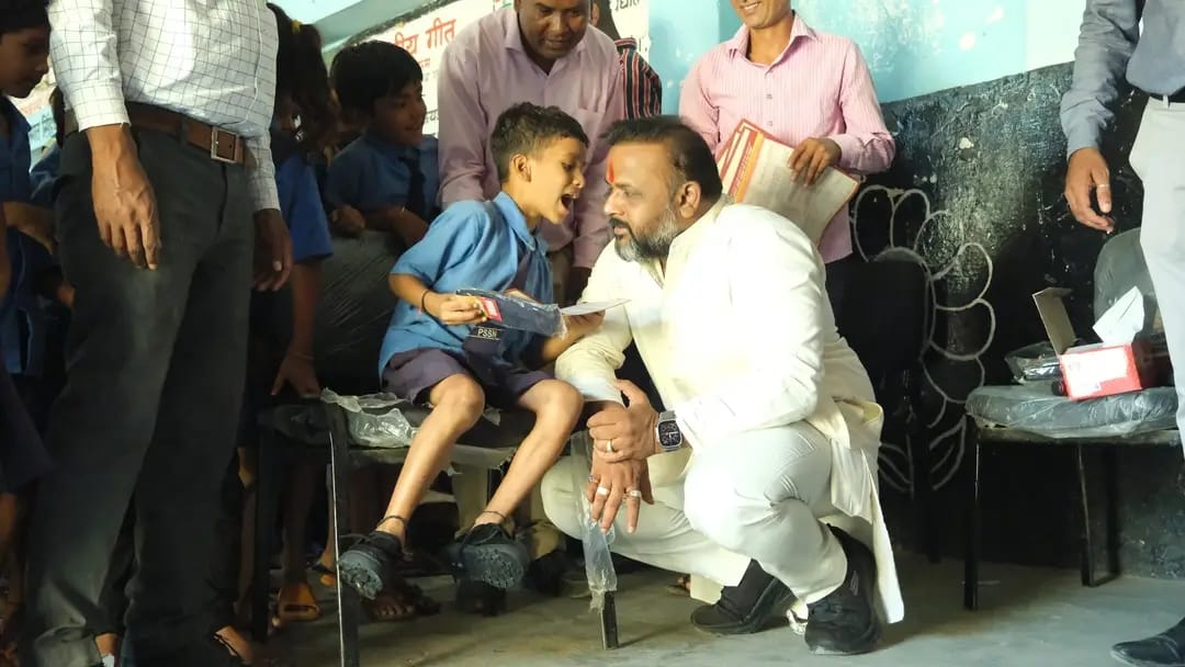 Sushil Sunny Aggarwal spent happy moments with the children, Government Pre-Secondary School located in Santoshi Nagar of Raipur South Assembly Constituency, President, Chhattisgarh Building and Other Construction Workers Welfare Board, Raipur, Chhattisgarh, Khabargali.