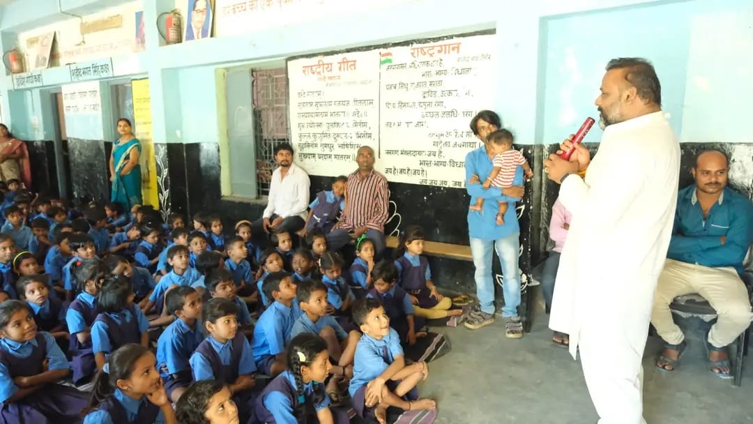 Sushil Sunny Aggarwal spent happy moments with the children, Government Pre-Secondary School located in Santoshi Nagar of Raipur South Assembly Constituency, President, Chhattisgarh Building and Other Construction Workers Welfare Board, Raipur, Chhattisgarh, Khabargali.