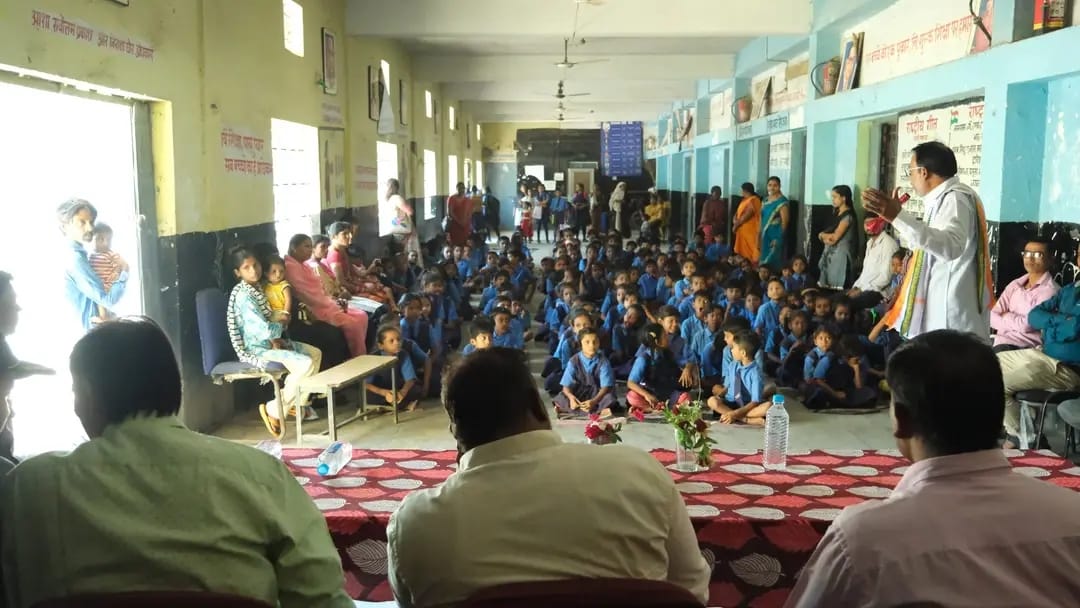 Sushil Sunny Aggarwal spent happy moments with the children, Government Pre-Secondary School located in Santoshi Nagar of Raipur South Assembly Constituency, President, Chhattisgarh Building and Other Construction Workers Welfare Board, Raipur, Chhattisgarh, Khabargali.