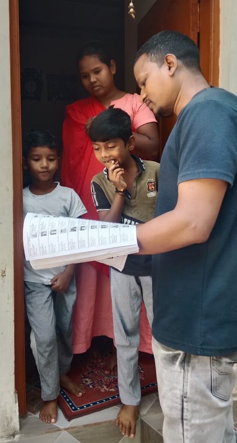 Purandar Mishra, BJP candidate from Raipur North Assembly constituency, handled the front at booth level, door to door survey of voters, Assembly Elections, Chhattisgarh, Khabargali