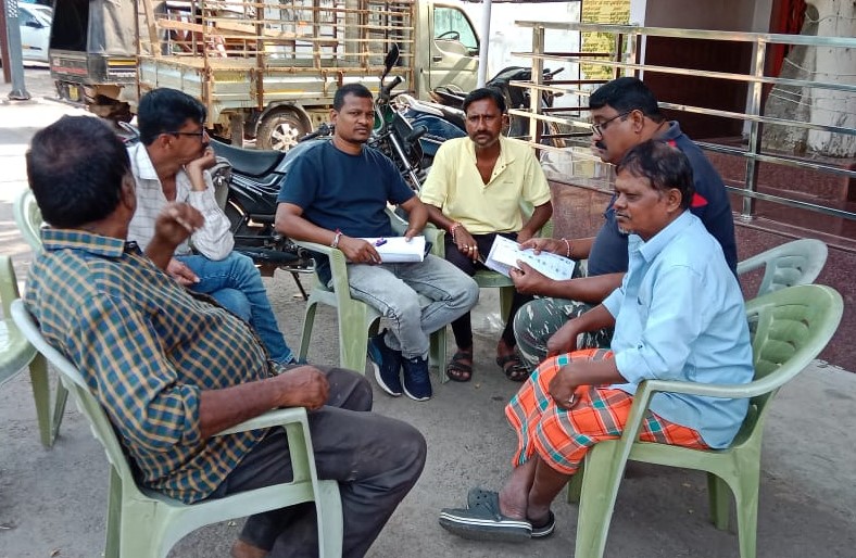 Purandar Mishra, BJP candidate from Raipur North Assembly constituency, handled the front at booth level, door to door survey of voters, Assembly Elections, Chhattisgarh, Khabargali