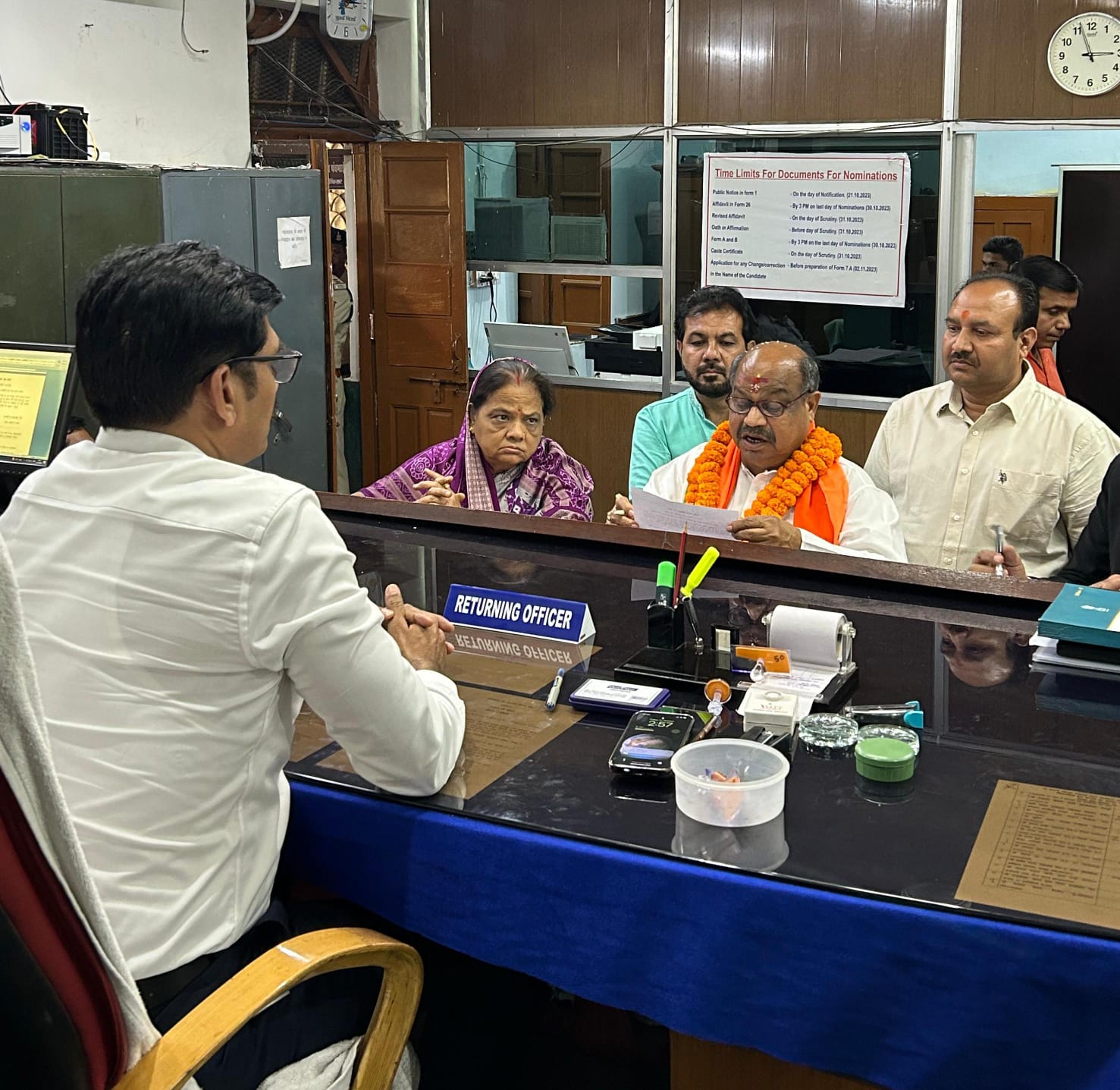 BJP candidate from North Raipur Purandar Mishra submitted nominations at an auspicious time, Mrs. Saraswati Mishra, two proposers Junaid Shah Khwaja, Gunanidhi Mishra, election director Lokesh Kavadiya, election coordinator Nalnish Thokne, Advocate M.L.  Pawar, Ramakant Mishra, Councilor Rohit Sahu, Piyush Mishra, Ajay Devta, Assembly Elections, Chhattisgarh, Khabargali