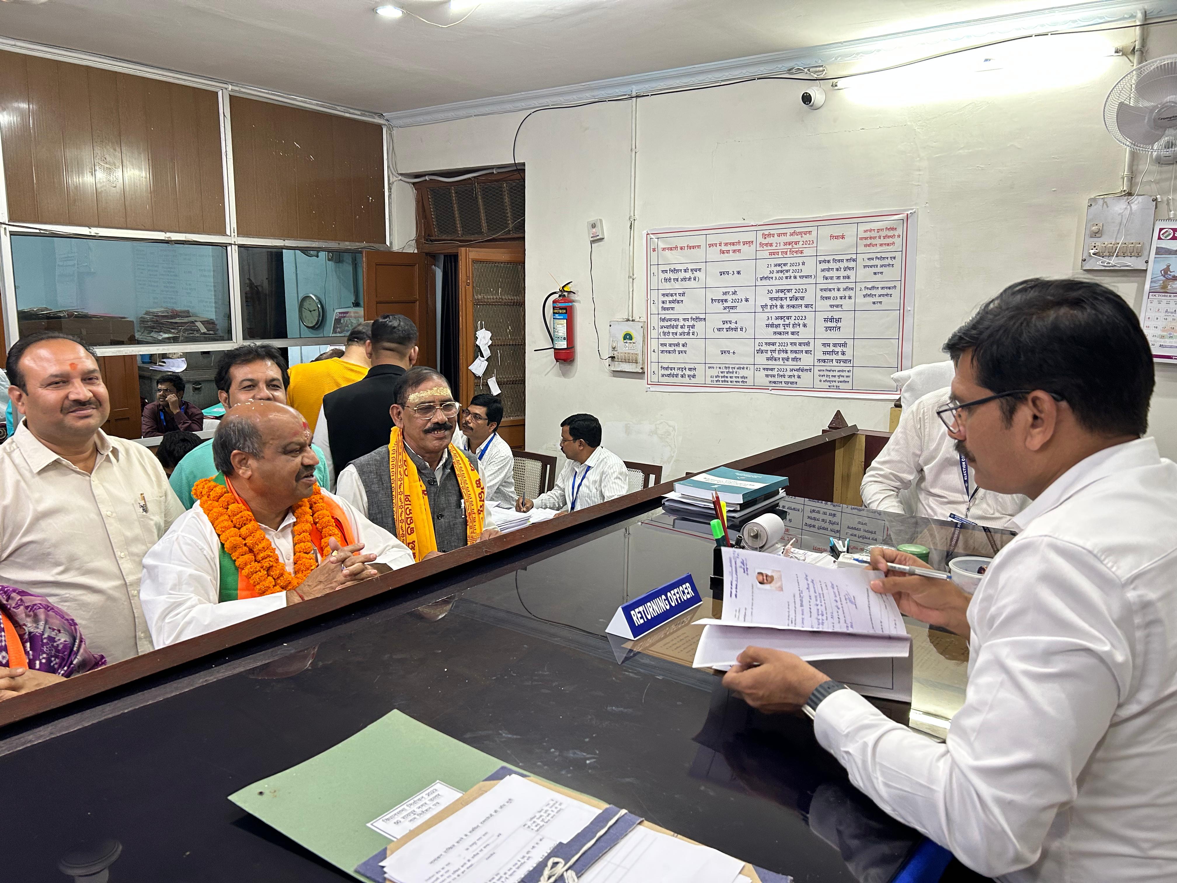 BJP candidate from North Raipur Purandar Mishra submitted nominations at an auspicious time, Mrs. Saraswati Mishra, two proposers Junaid Shah Khwaja, Gunanidhi Mishra, election director Lokesh Kavadiya, election coordinator Nalnish Thokne, Advocate M.L.  Pawar, Ramakant Mishra, Councilor Rohit Sahu, Piyush Mishra, Ajay Devta, Assembly Elections, Chhattisgarh, Khabargali