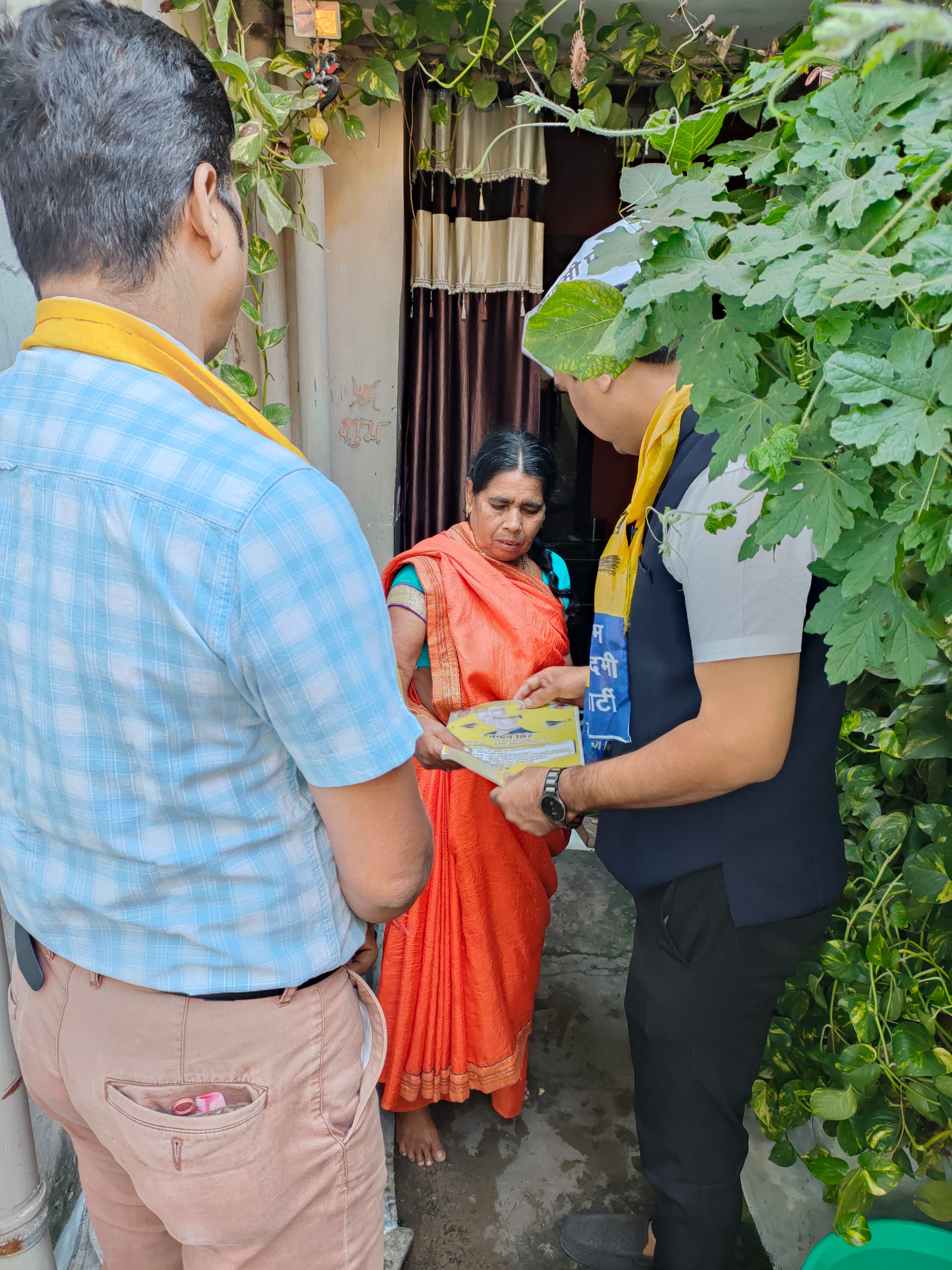 Aam Aadmi Party, Raipur West MLA candidate Nandan Singh sought public blessings by reaching out to the public, due to corruption in the western region, the common man is yearning for security and basic facilities, Nandan Singh, Chhattisgarh, Assembly Elections, Khabargali.