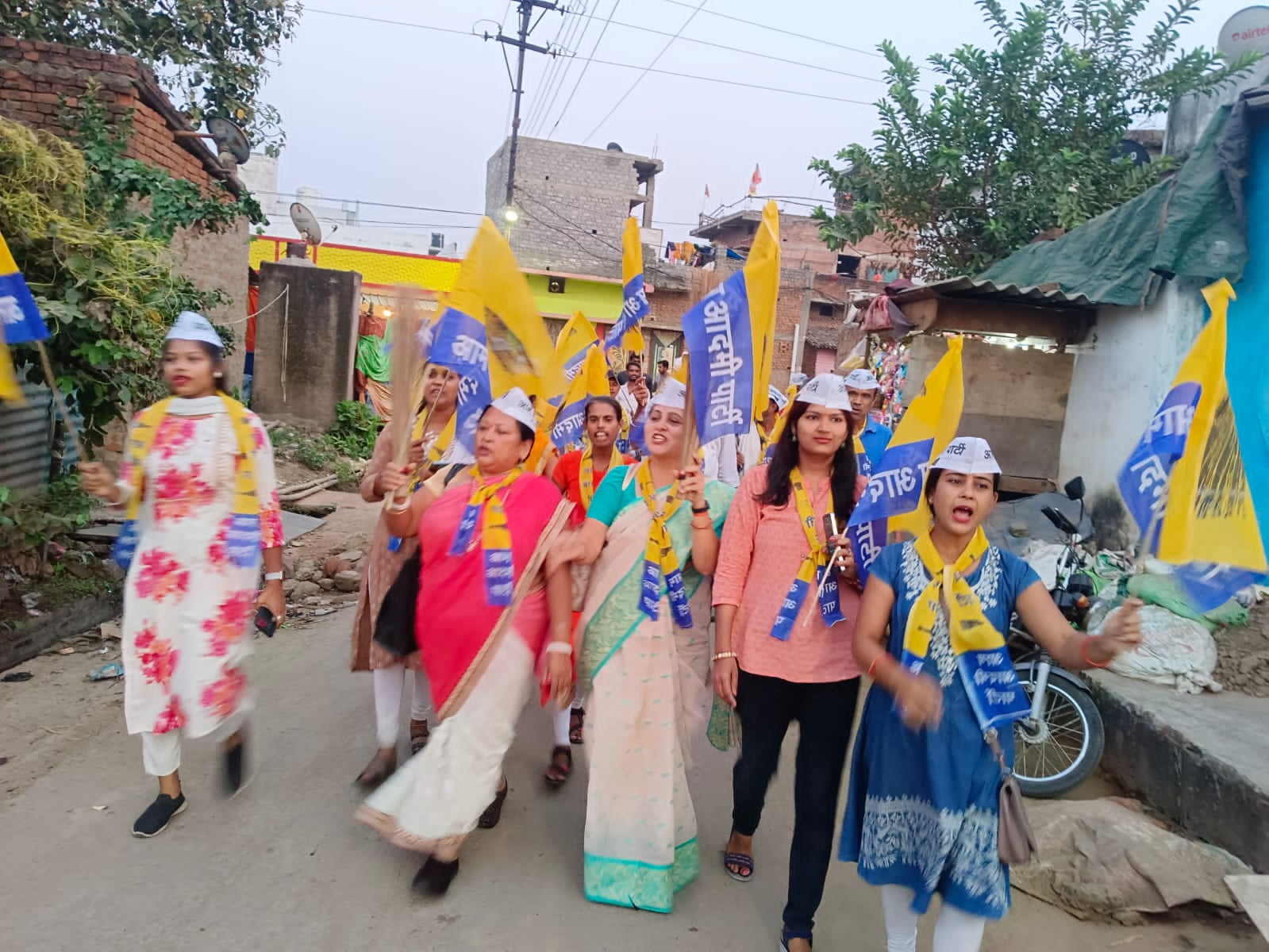 Aam Aadmi Party Raipur West MLA candidate Nandan Singh sought public support by doing public relations in Kota, Jarvai, Samta Colony, Assembly elections, Khabargali