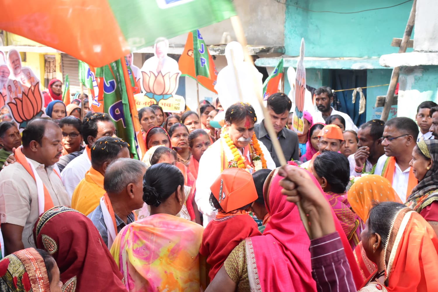 Former cabinet minister, Raipur West Assembly, BJP candidate Rajesh Munat, election public relations campaign, Sri Sri Solapuri Mata located in Khamtarai, Chhattisgarh Khabargali