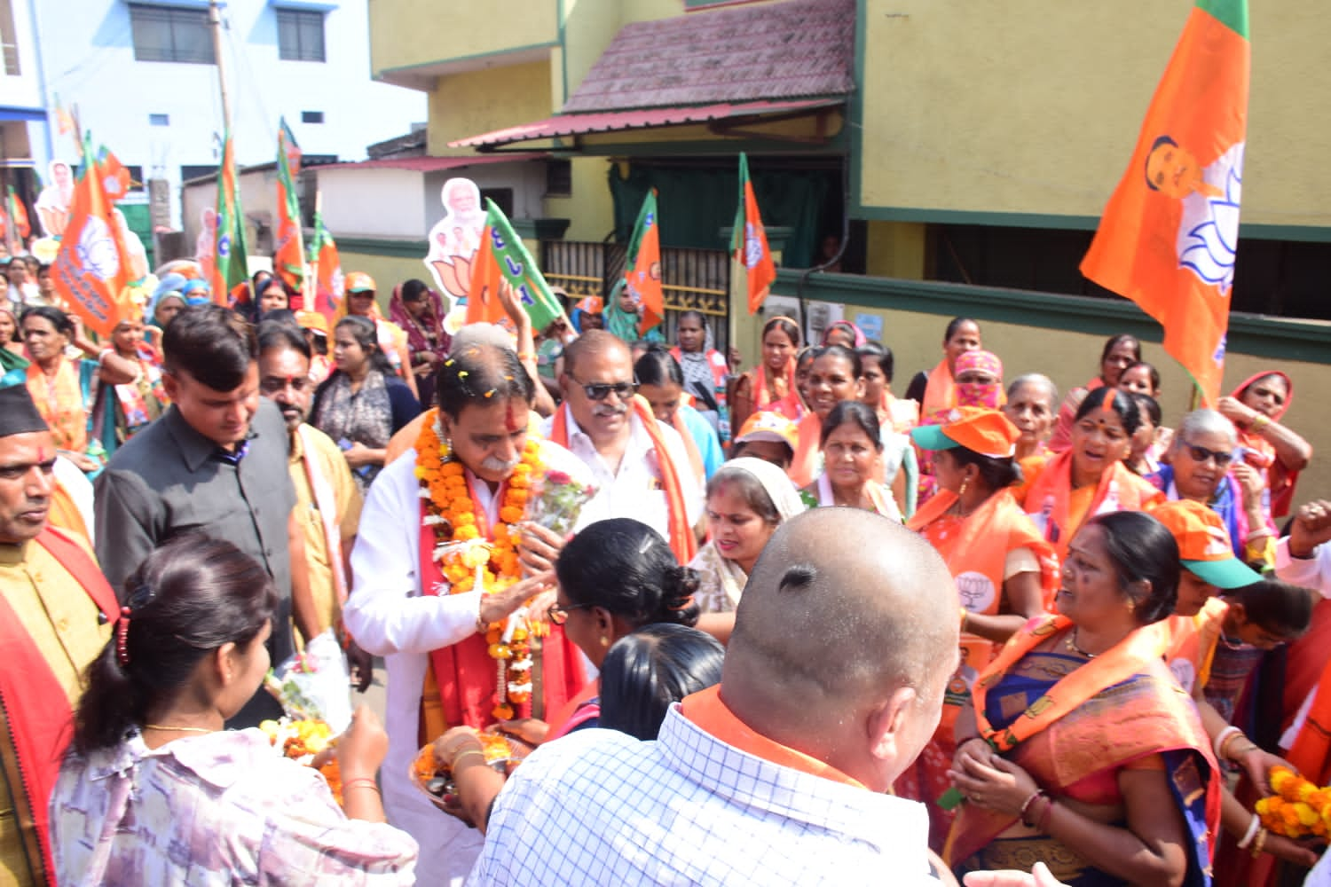 Former cabinet minister, Raipur West Assembly, BJP candidate Rajesh Munat, election public relations campaign, Sri Sri Solapuri Mata located in Khamtarai, Chhattisgarh Khabargali