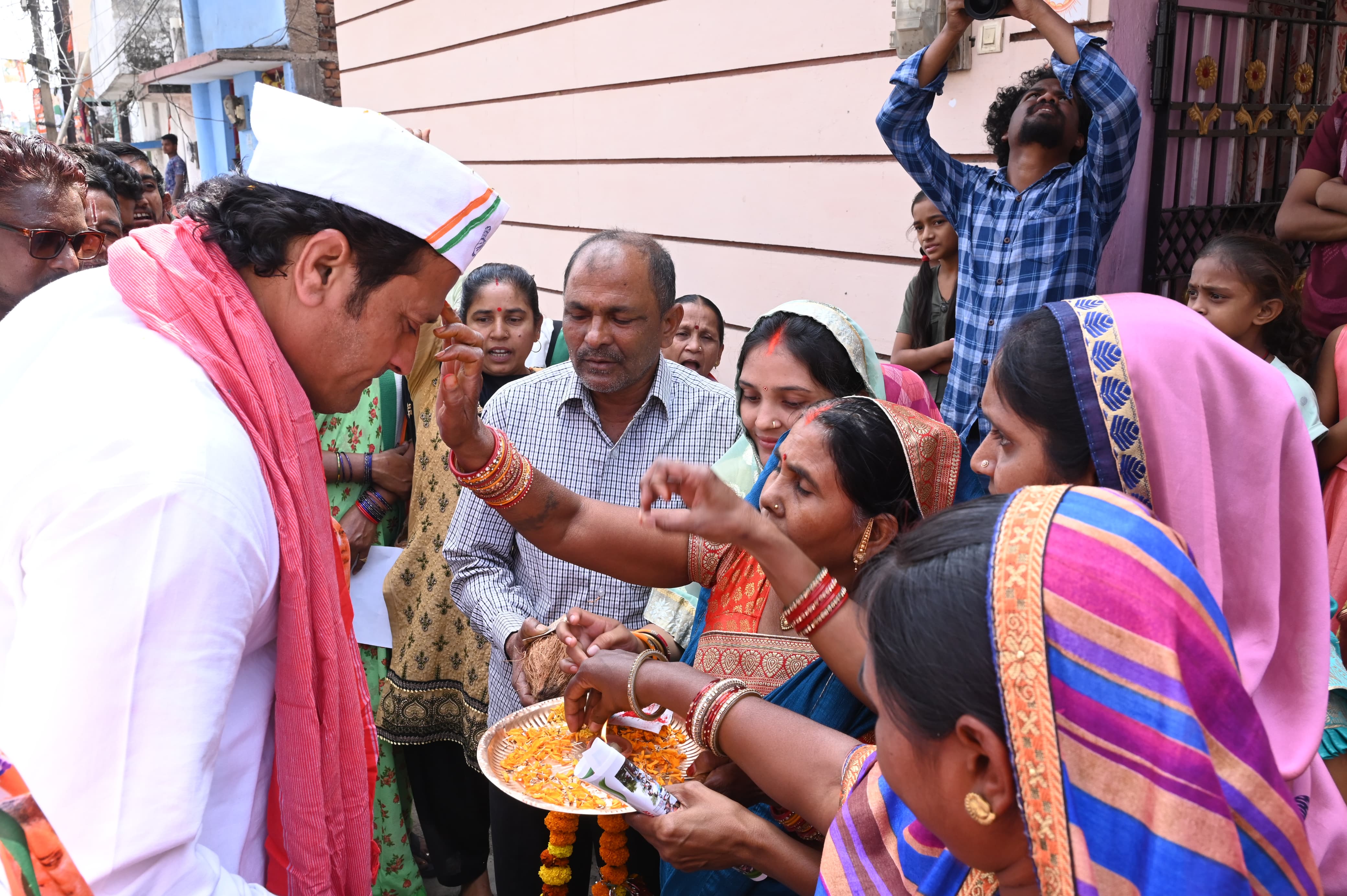 Gaur Brahmin Samaj and Sahu Samaj MLA Vikas Upadhyay took blessings, Raipur West Congress MLA Vikas Upadhyay, Assembly Elections, Election Campaign, Chhattisgarh, Khabargali