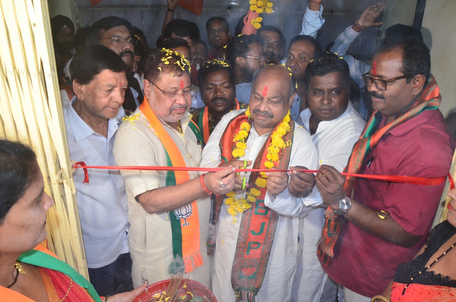 Purandar Mishra's Shankarnagar Mandal election office was inaugurated by MP Sunil Soni, election office opened in Chowpatty Chowk, Jagdish Hotel, New Shantinagar, Raipur North Assembly, BJP candidate Purandar Mishra, Khabargali.