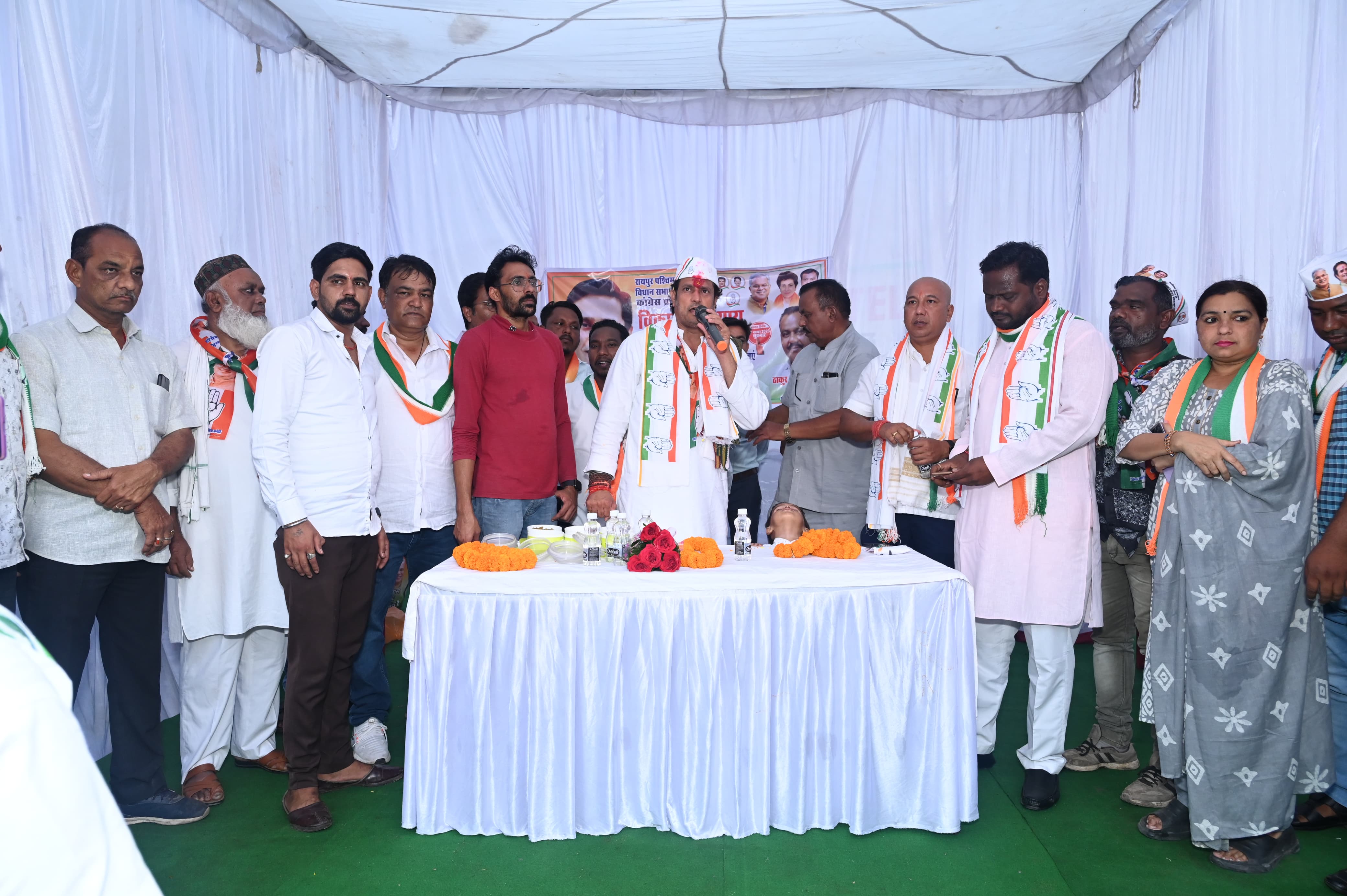 Area residents welcomed Raipur West MLA Vikas Upadhyay by weighing him with laddus, Raipur West MLA Vikas Upadhyay, Assembly elections, Khabargali