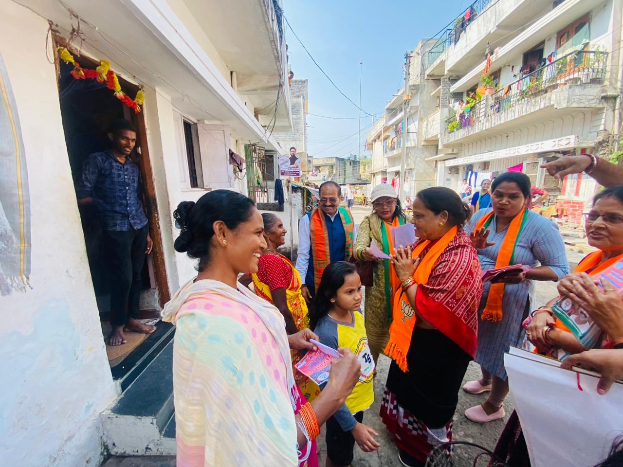 BJP candidate Purandar Mishra, North Assembly Raipur, BJP supported women did vigorous public relations, Chhattisgarh, Khabargali