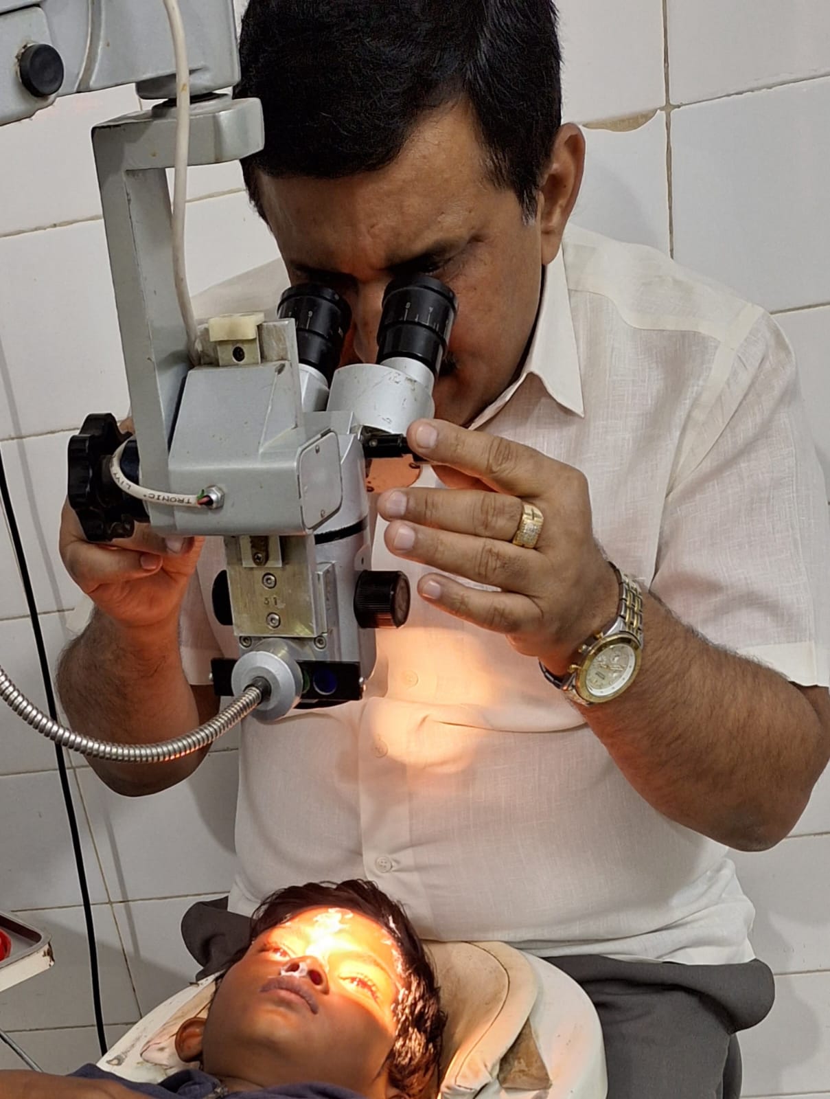 Senior eye and contact lens specialist Dr. Dinesh Mishra, treated 4150 patients free of cost, treated more than 3000 patients in Diwali and 1150 in Holi in 65 camps since 33 years, Raipur Eye Hospital located at Phool Chowk, Raipur. , Chhattisgarh, Khabargali