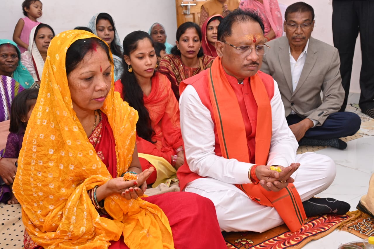 अपनी पत्नि कौशल्या देवी साय के साथ विष्णुदेव साय