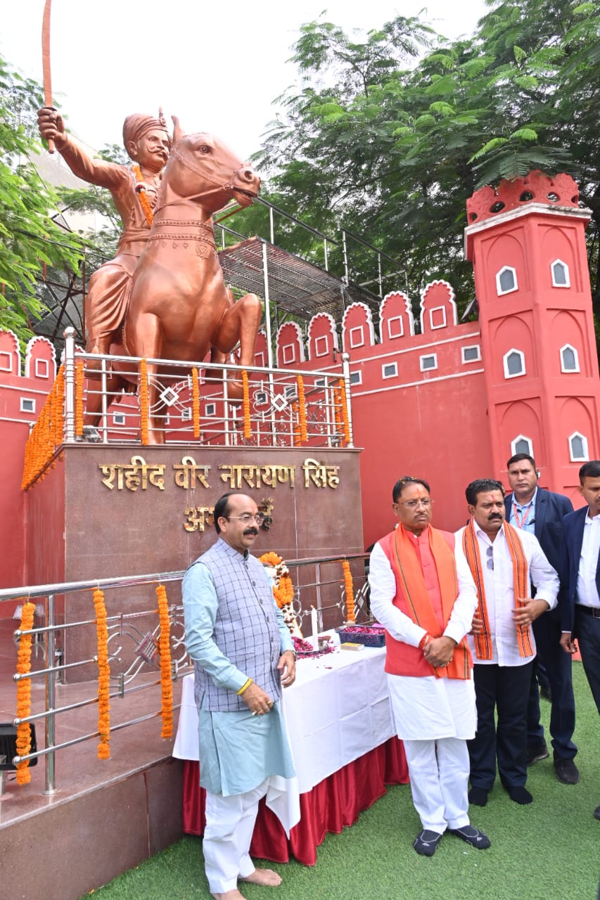 Before taking oath, Chief Minister Vishnu Dev Sai paid tribute to two great personalities, garlanded the statue of former Prime Minister Shri Atal Bihari Vajpayee and first freedom fighter Shaheed Veer Narayan Singh, Khabargali