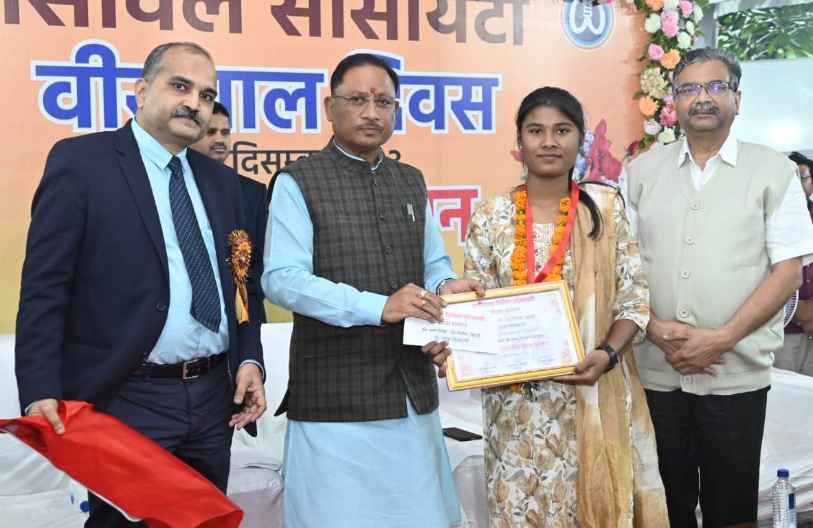 Valiant Children's Day, tribute to 4 brave Sahibzadas of sacrifice, Amar Jyoti Jahire of Korba, Chaya Vishwakarma of Mahasamund, Janvi Rajput of Dhamtari and Bhameshwari Nirmalkar of Dhamtari given gallantry award, Chief Minister Vishnu Dev Sai, Chhattisgarh Civil Society, Dr. Purnendu Saxena, Dr.  CP Advani, Dr. Surbhi Dubey, Senior Doctor Dr. Sandeep Dave, Dr.  Kuldeep Solanki, Dr. Ravi Choubey, Raipur, Chhattisgarh, Khabargali