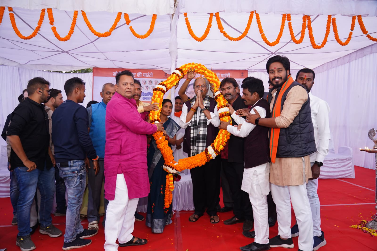 ​    ​​    ​​    ​Distributed gas connections and Swanidhi Yojana checks in Vikas Bharat Sankalp Yatra Camp, Brijmohan Aggarwal gave guarantee letters of permanent houses to the beneficiaries, Raipur, Chhattisgarh, Khabargali