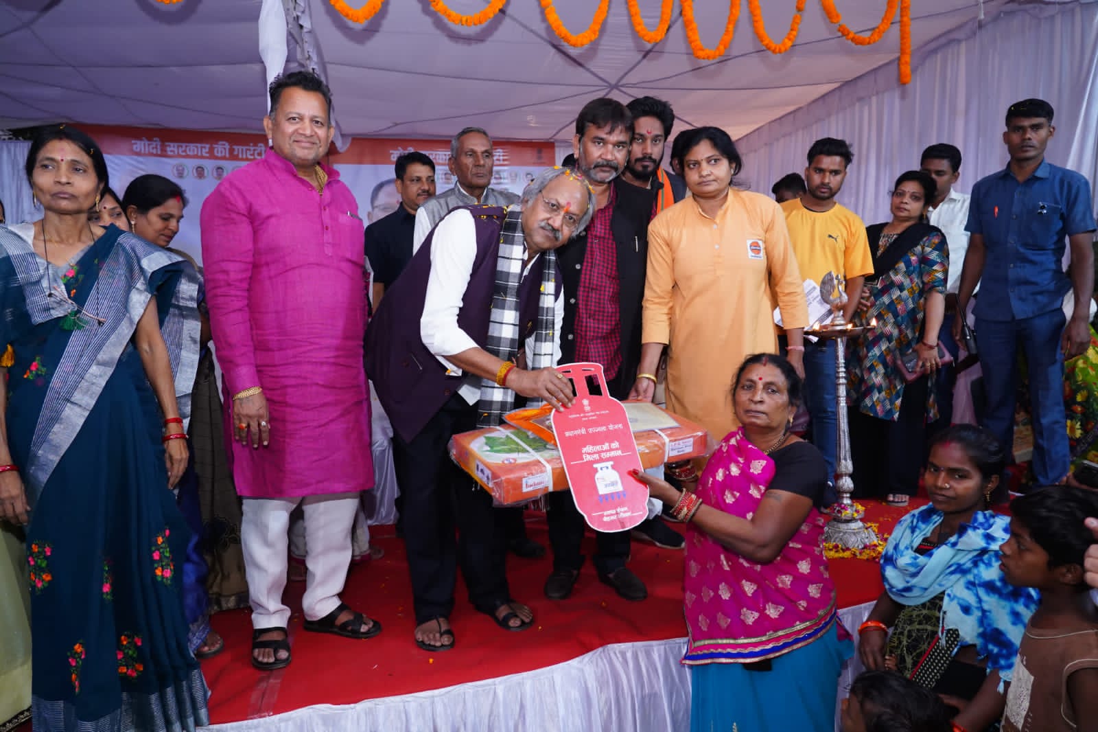 Distributed gas connections and Swanidhi Yojana checks in Vikas Bharat Sankalp Yatra Camp, Brijmohan Aggarwal gave guarantee letters of permanent houses to the beneficiaries, Raipur, Chhattisgarh, Khabargali