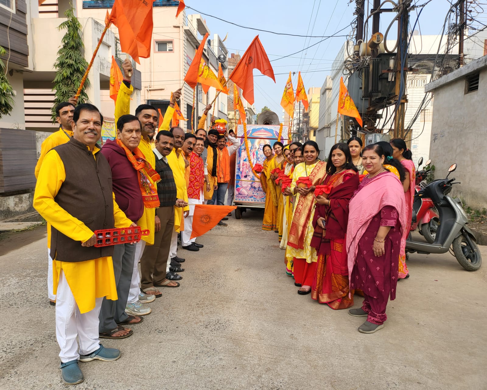 A grand procession of the Akshat Kalash worshiped in Gayatri Nagar was taken out, from Shri Siddhivinayak Shiv Sai Hanuman Temple of Gayatri Nagar to New Gayatri Nagar, Pink City, Cell Tax Colony, Bhavana Nagar, Shri Ram Temple Ayodhya, Raipur, Chhattisgarh, Khabargali.