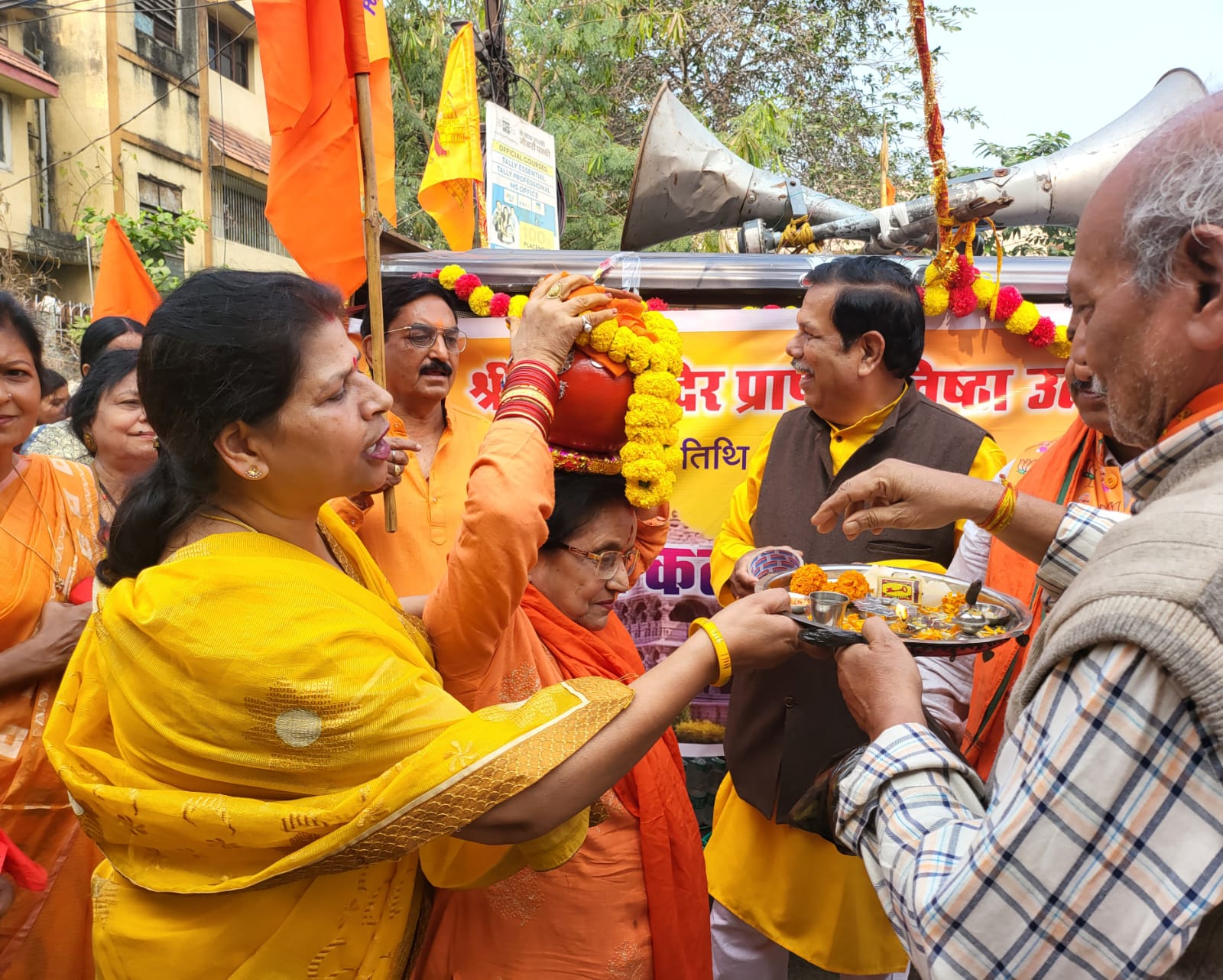 A grand procession of the Akshat Kalash worshiped in Gayatri Nagar was taken out, from Shri Siddhivinayak Shiv Sai Hanuman Temple of Gayatri Nagar to New Gayatri Nagar, Pink City, Cell Tax Colony, Bhavana Nagar, Shri Ram Temple Ayodhya, Raipur, Chhattisgarh, Khabargali.