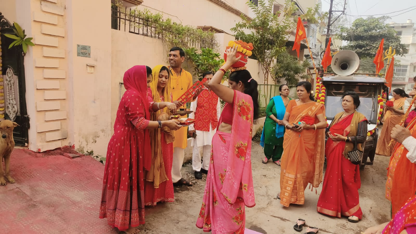 A grand procession of the Akshat Kalash worshiped in Gayatri Nagar was taken out, from Shri Siddhivinayak Shiv Sai Hanuman Temple of Gayatri Nagar to New Gayatri Nagar, Pink City, Cell Tax Colony, Bhavana Nagar, Shri Ram Temple Ayodhya, Raipur, Chhattisgarh, Khabargali.