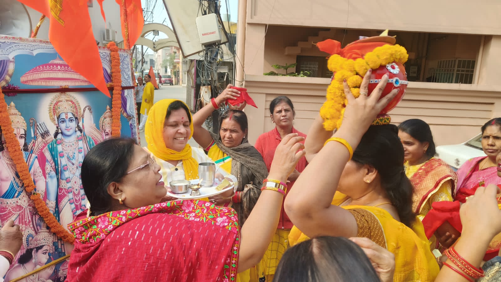A grand procession of the Akshat Kalash worshiped in Gayatri Nagar was taken out, from Shri Siddhivinayak Shiv Sai Hanuman Temple of Gayatri Nagar to New Gayatri Nagar, Pink City, Cell Tax Colony, Bhavana Nagar, Shri Ram Temple Ayodhya, Raipur, Chhattisgarh, Khabargali.