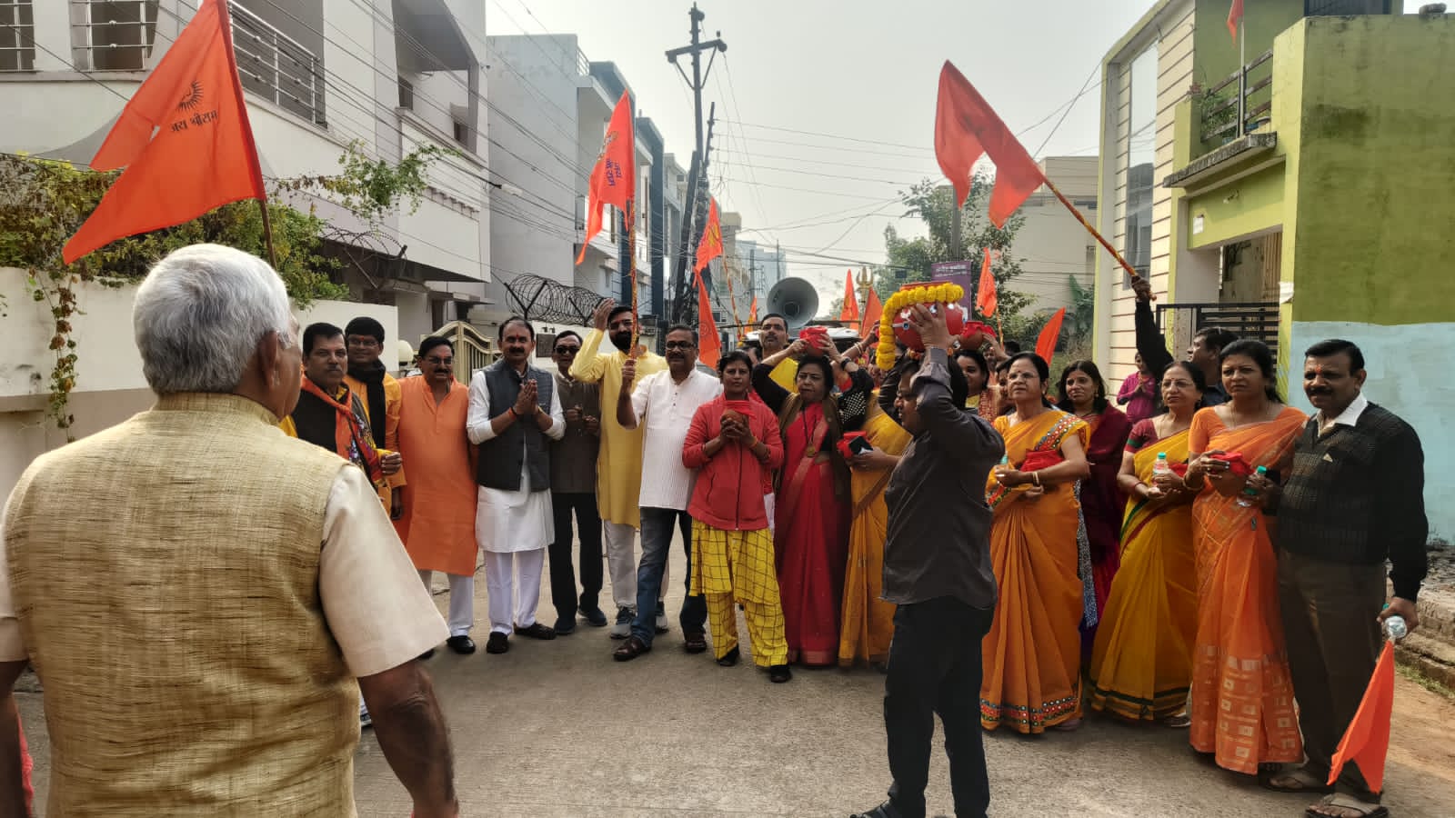 A grand procession of the Akshat Kalash worshiped in Gayatri Nagar was taken out, from Shri Siddhivinayak Shiv Sai Hanuman Temple of Gayatri Nagar to New Gayatri Nagar, Pink City, Cell Tax Colony, Bhavana Nagar, Shri Ram Temple Ayodhya, Raipur, Chhattisgarh, Khabargali.