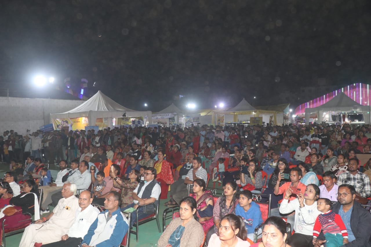 18-day Gondwana Mahotsav organized at BTI Ground, Ram Mandir gate and Ram Darbar built on the lines of Ayodhya, Maa Pitambara Jan Seva Samiti, Raipur, Gondwan Mahotsav became devotional with the Rambhajan of Chhattisgarh's folk singer Aaru, Aaru Sahu, Surta Group  Karma and Sua dance, Vaibhav Singh Sisodia, Saurabh Singh, Chhattisgarh, Khabargali
