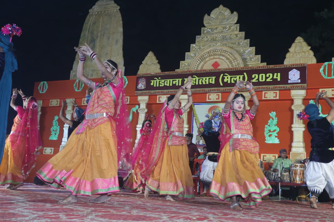 18-day Gondwana Mahotsav organized at BTI Ground, Ram Mandir gate and Ram Darbar built on the lines of Ayodhya, Maa Pitambara Jan Seva Samiti, Raipur, Gondwan Mahotsav became devotional with the Rambhajan of Chhattisgarh's folk singer Aaru, Aaru Sahu, Surta Group  Karma and Sua dance, Vaibhav Singh Sisodia, Saurabh Singh, Chhattisgarh, Khabargali