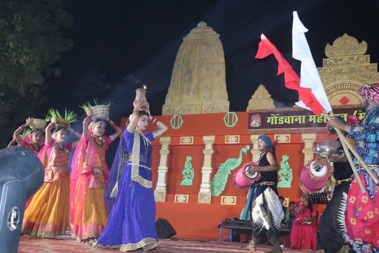 18-day Gondwana Mahotsav organized at BTI Ground, Ram Mandir gate and Ram Darbar built on the lines of Ayodhya, Maa Pitambara Jan Seva Samiti, Raipur, Gondwan Mahotsav became devotional with the Rambhajan of Chhattisgarh's folk singer Aaru, Aaru Sahu, Surta Group  Karma and Sua dance, Vaibhav Singh Sisodia, Saurabh Singh, Chhattisgarh, Khabargali