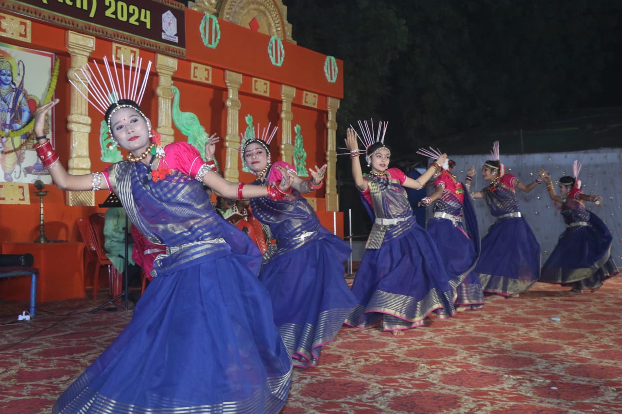 18-day Gondwana Mahotsav organized at BTI Ground, Ram Mandir gate and Ram Darbar built on the lines of Ayodhya, Maa Pitambara Jan Seva Samiti, Raipur, Gondwan Mahotsav became devotional with the Rambhajan of Chhattisgarh's folk singer Aaru, Aaru Sahu, Surta Group  Karma and Sua dance, Vaibhav Singh Sisodia, Saurabh Singh, Chhattisgarh, Khabargali