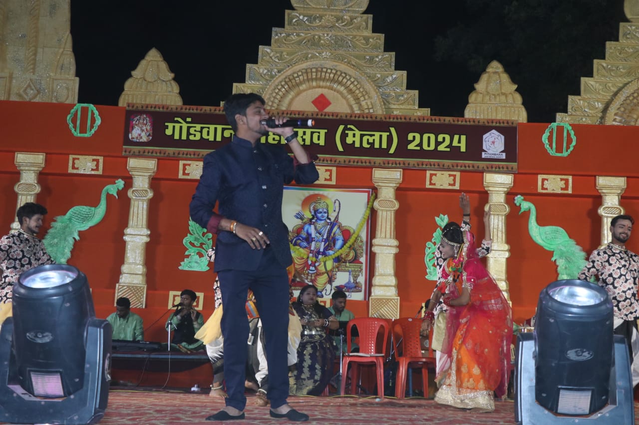 18-day Gondwana Mahotsav organized at BTI Ground, Ram Mandir gate and Ram Darbar built on the lines of Ayodhya, Maa Pitambara Jan Seva Samiti, Raipur, Gondwan Mahotsav became devotional with the Rambhajan of Chhattisgarh's folk singer Aaru, Aaru Sahu, Surta Group  Karma and Sua dance, Vaibhav Singh Sisodia, Saurabh Singh, Chhattisgarh, Khabargali