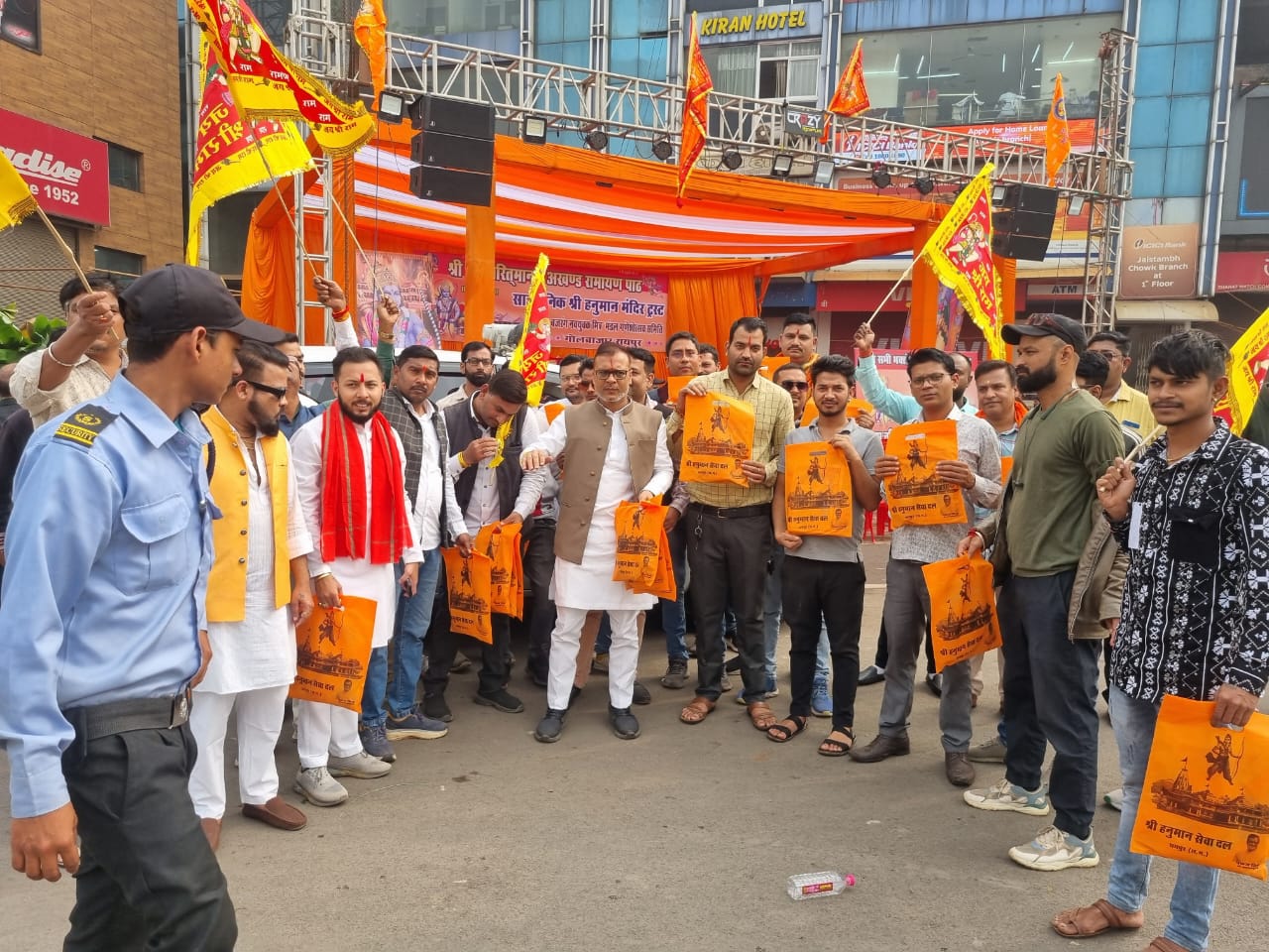 Shri Hanuman Seva Dal distributed Shri Ram Stuti, Shri Ram Aarti, bags, lamps and Shri Ram flag, Pankaj Mishra, Raipur, Chhattisgarh, Khabargali.