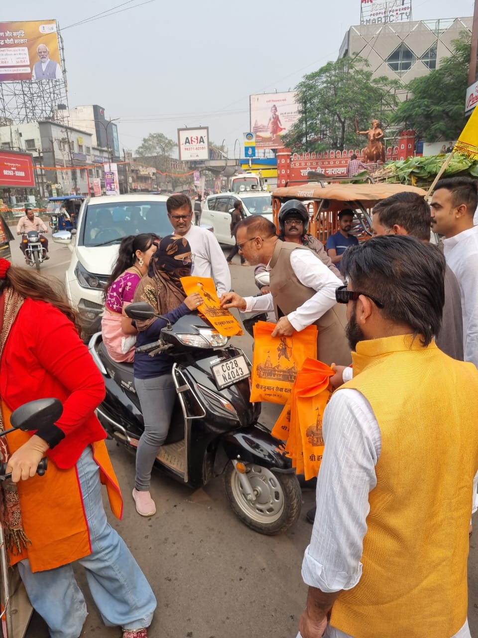 Shri Hanuman Seva Dal distributed Shri Ram Stuti, Shri Ram Aarti, bags, lamps and Shri Ram flag, Pankaj Mishra, Raipur, Chhattisgarh, Khabargali.