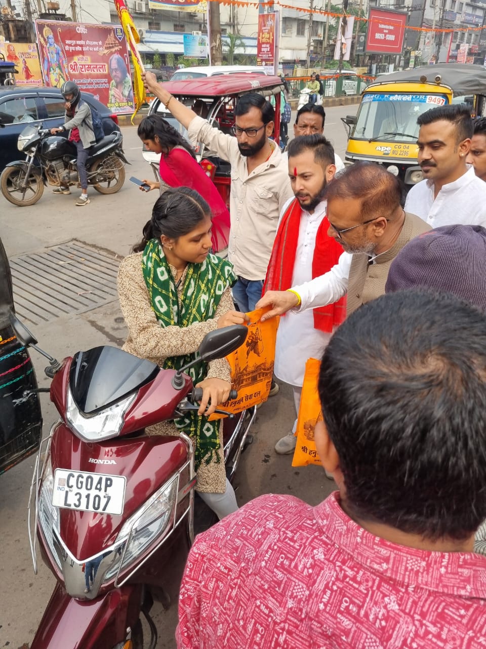 Shri Hanuman Seva Dal distributed Shri Ram Stuti, Shri Ram Aarti, bags, lamps and Shri Ram flag, Pankaj Mishra, Raipur, Chhattisgarh, Khabargali.