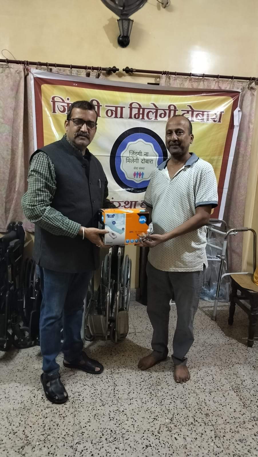 A large number of needy people are benefiting from Zindagi Na Milegi Dobara's Medical Equipment Bank, medical equipment is given free of cost for a month, Medical Equipment Bank, Ajay Sharma, Zindagi Na Milegi Dobara Seva Sansthan from Madhumani Seva Sadan located at Tatyapara in Raipur city.  , Air Bed, Normal Medical Bed, Side Railing, Glucose Stand, Oxygen Cylinder, Concentrator, Nebulizer, Walker, Commode Chair, Stick, Stretcher, Wheelchair, Khabargali