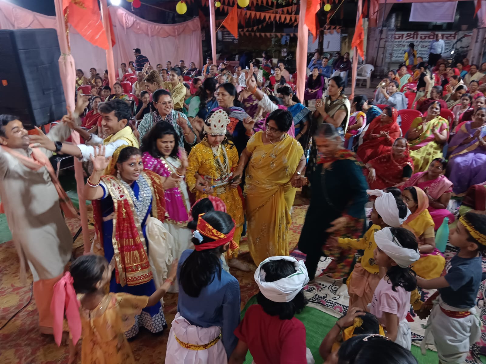 Children showed devotion in Govardhan Puja. An atmosphere full of devotion is created in the Shrimad Bhagwat Katha Gyan Yagya going on in the premises of Shri Siddhivinayak Shiv Sai Hanuman Temple of Gayatri Nagar. Raipur (khabargali) Shri Siddhivinayak Shiv Sai Hanuman Temple of the capital Gayatri Nagar.  During Shrimad Bhagwat Katha Gyan Yagya, the children of the colony showed devotion in the context of Gobardhan Puja today during the story of Maharaj Pandit Shivanand Maharaj of Chitrakoot Dham, Raipur, Khabargali.