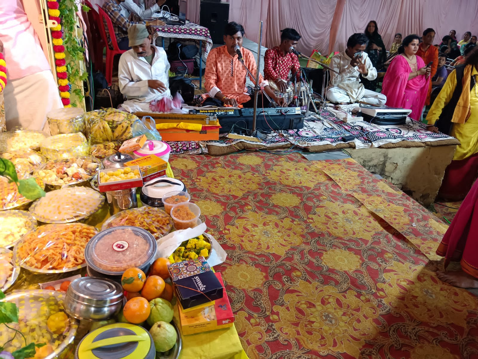 Children showed devotion in Govardhan Puja. An atmosphere full of devotion is created in the Shrimad Bhagwat Katha Gyan Yagya going on in the premises of Shri Siddhivinayak Shiv Sai Hanuman Temple of Gayatri Nagar. Raipur (khabargali) Shri Siddhivinayak Shiv Sai Hanuman Temple of the capital Gayatri Nagar.  During Shrimad Bhagwat Katha Gyan Yagya, the children of the colony showed devotion in the context of Gobardhan Puja today during the story of Maharaj Pandit Shivanand Maharaj of Chitrakoot Dham, Raipur, Khabargali.